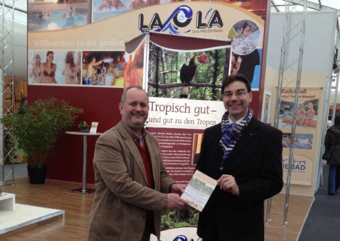 Zoodirektor Dr. Jens-Ove Heckel (links) und Landaus Bürgermeister Thomas Hirsch am Infostand des Freizeitbad La Ola auf der Landauer Wirtschaftswoche, wo ebenfalls für das Tropenwaldprojekt geworben wurde (Quelle: Zoo Landau)